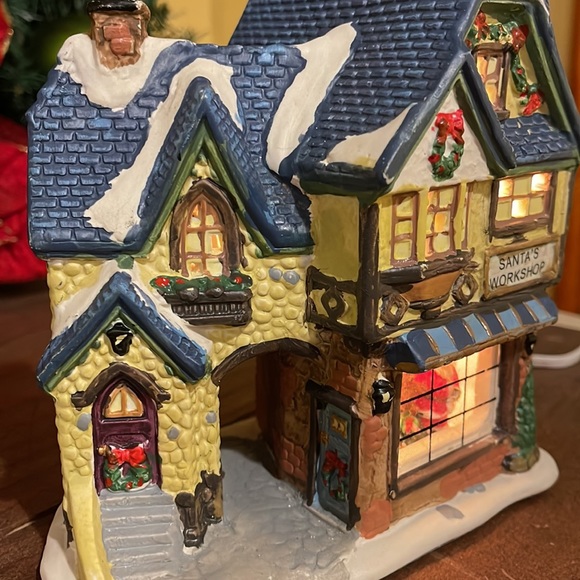 Santa’s workshop Christmas village - Picture 3 of 3